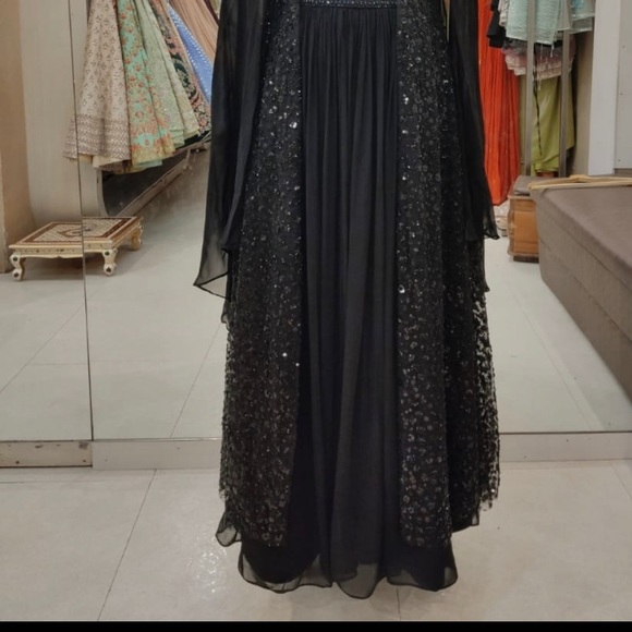Black lehenga with duppata - Picture 4 of 5